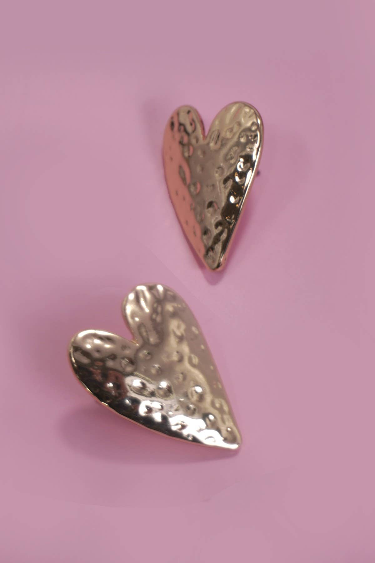 JOSSLYN by wall to wall - HAMMERED HEART TITANIUM POST EARRINGS | 80E5961