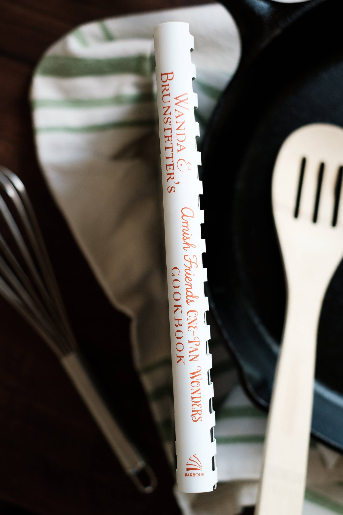 Barbour Publishing, Inc. - Wanda E. Brunstetter's Amish Friends One-Pan Wonders Cookboo