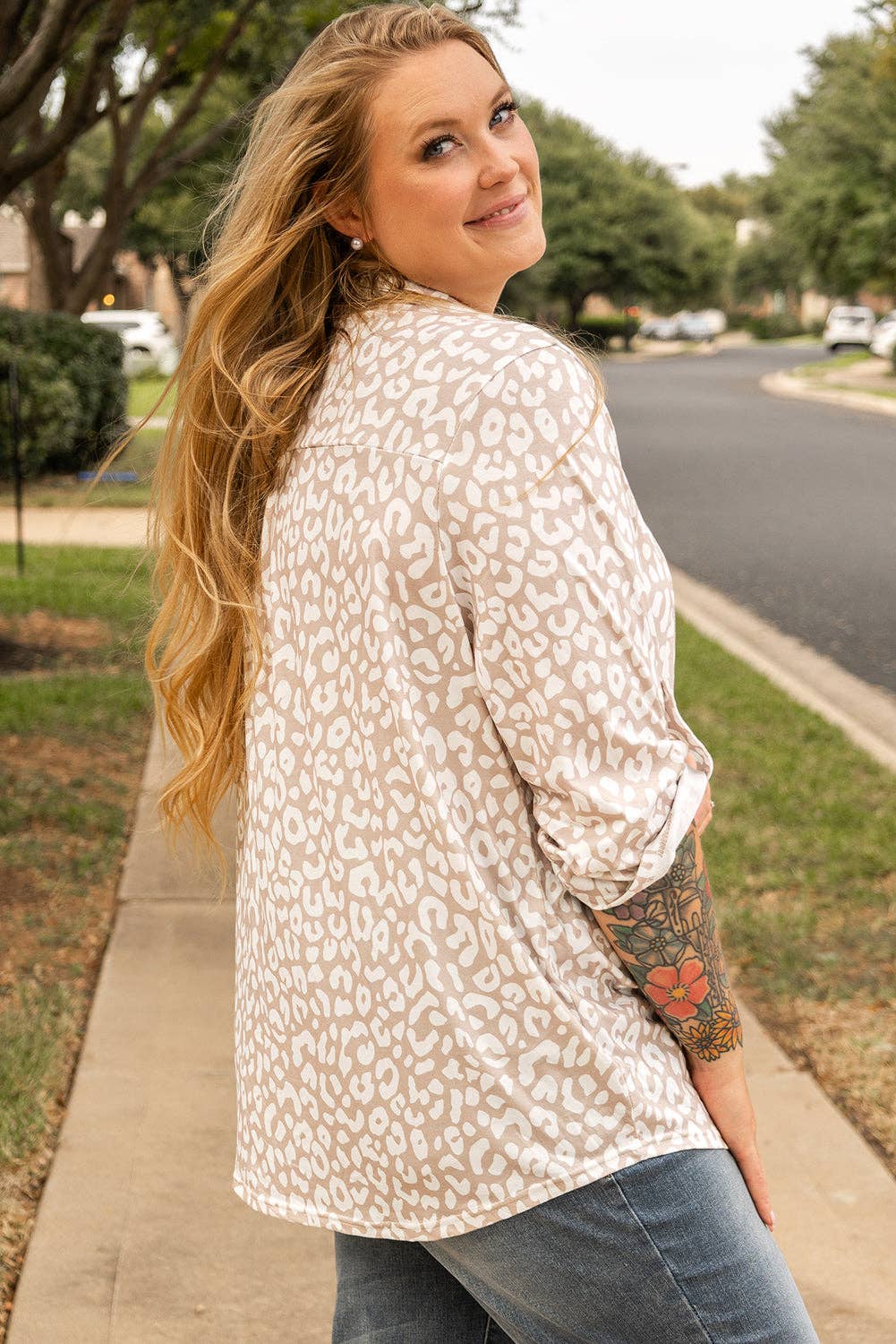 PRETTY BASH - Plus Size Leopard Tab Sleeve V-Neck Top