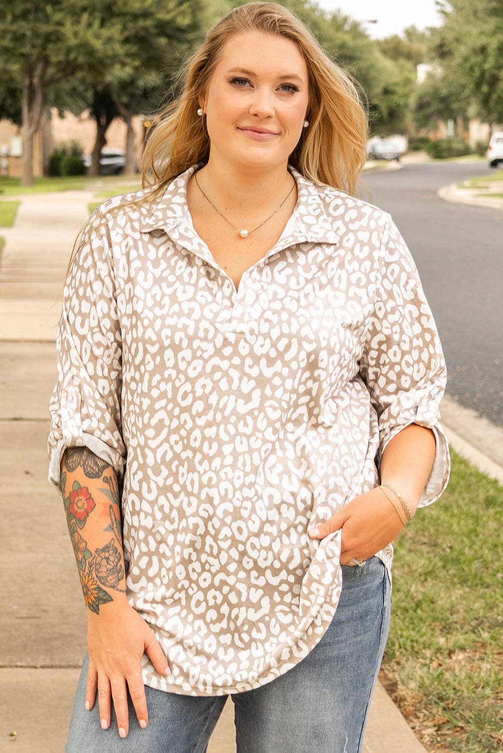 PRETTY BASH - Plus Size Leopard Tab Sleeve V-Neck Top